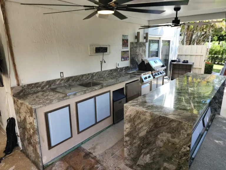 Shot showing the integration of high-end outdoor kitchen appliances within the new metal structural frame in Doral.